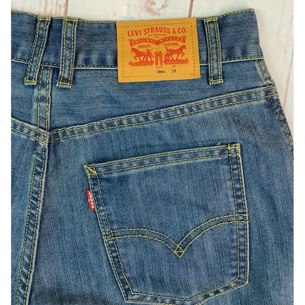 Levis  Blue Utility Womens Denim Shorts Size Waist 29 Medium wash Nwot 18 reg